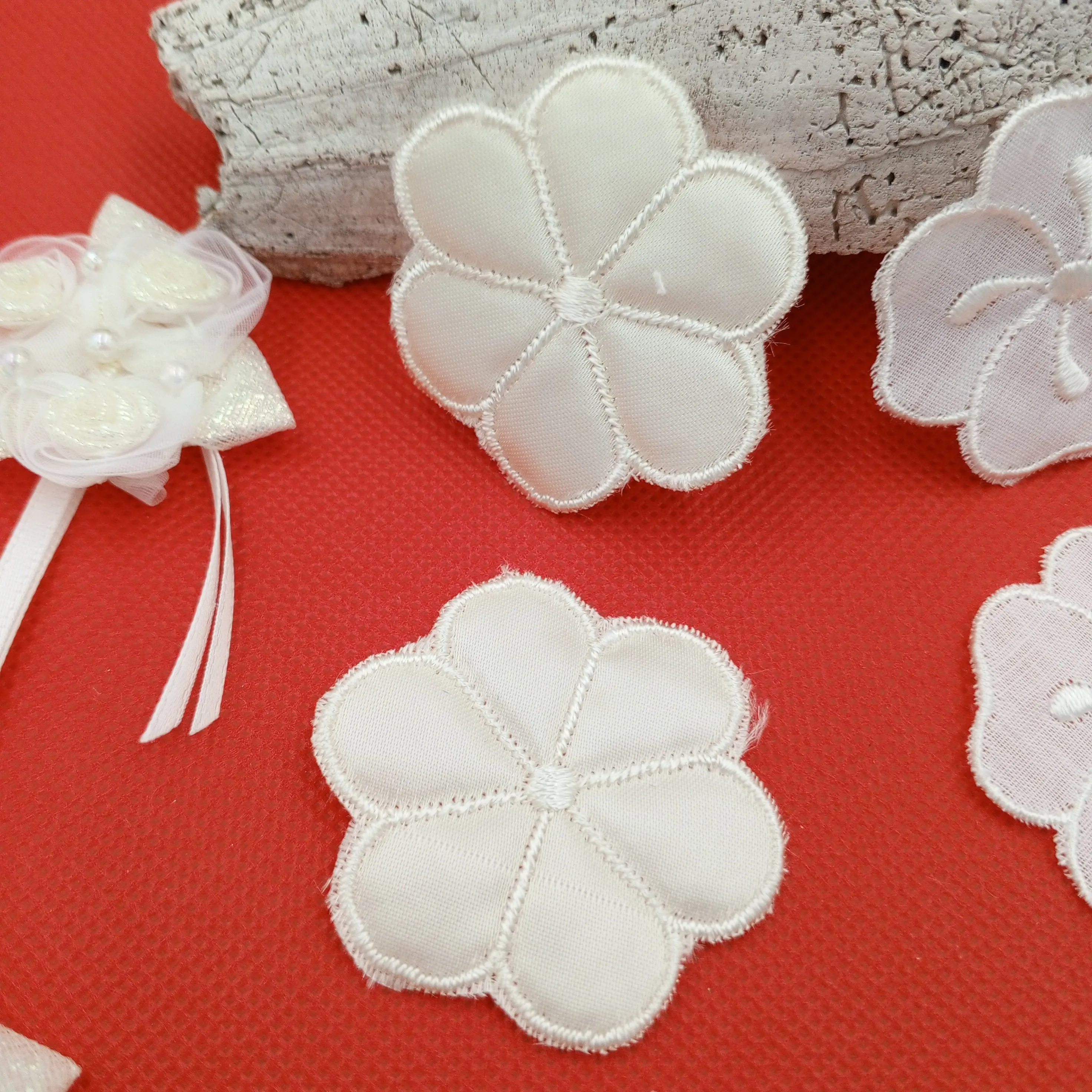 10pcs Pack Elegant Off-White Vintage Flower Appliqués for Bridal Gowns & DIY Projects