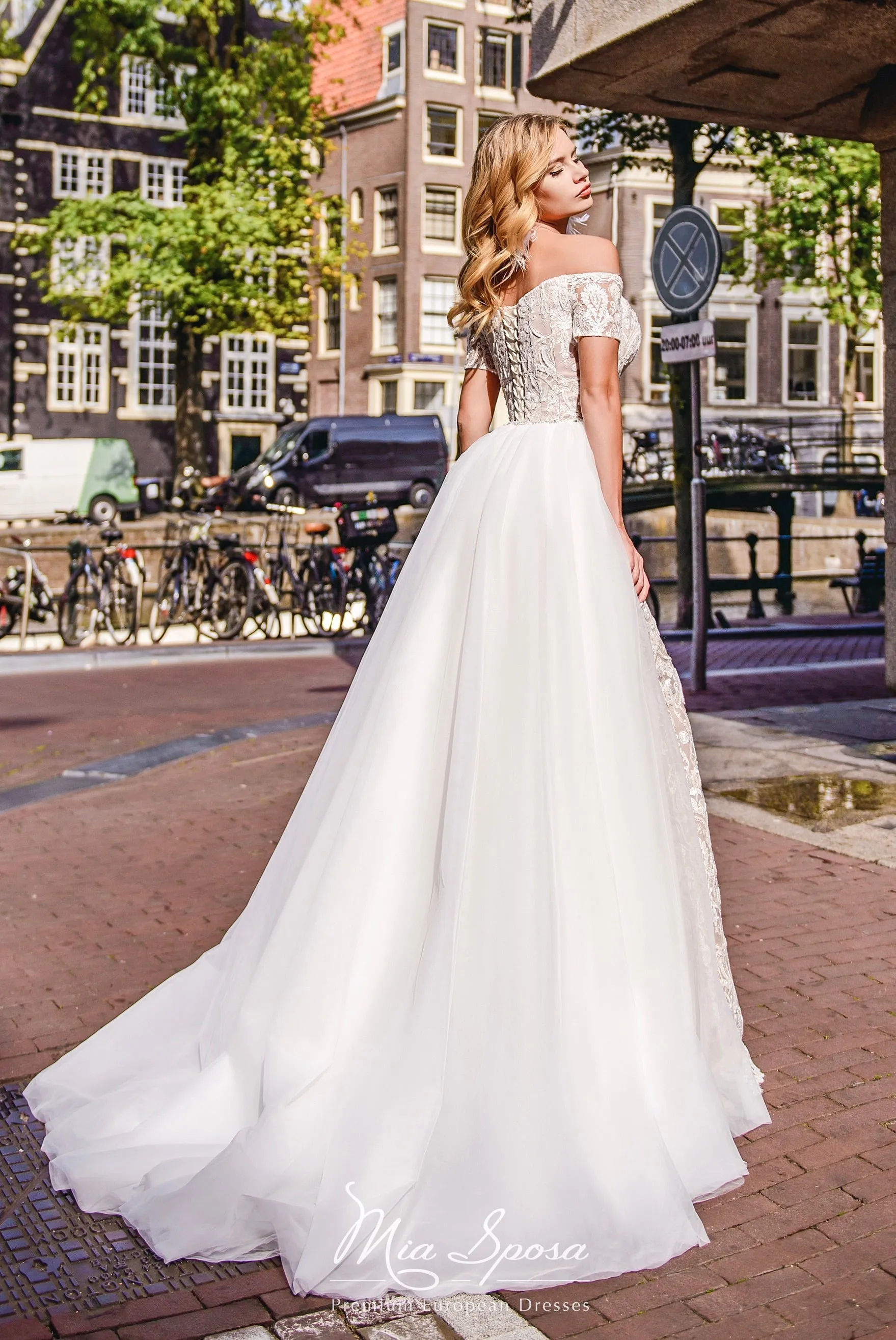 2400 Paulina