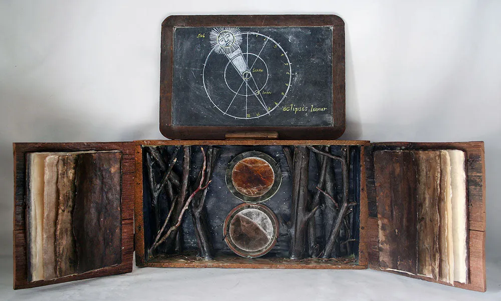 Eclipsis Lunar by Catherine Nash
